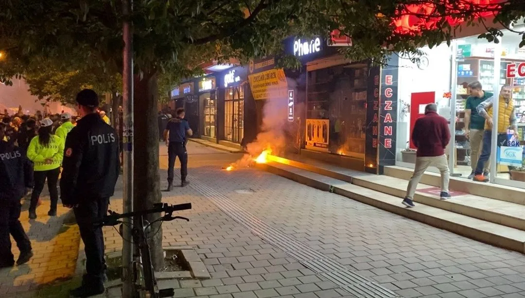 Galatasaray Kutlamasında Gergin Anlar! Bıçağı Çıktı