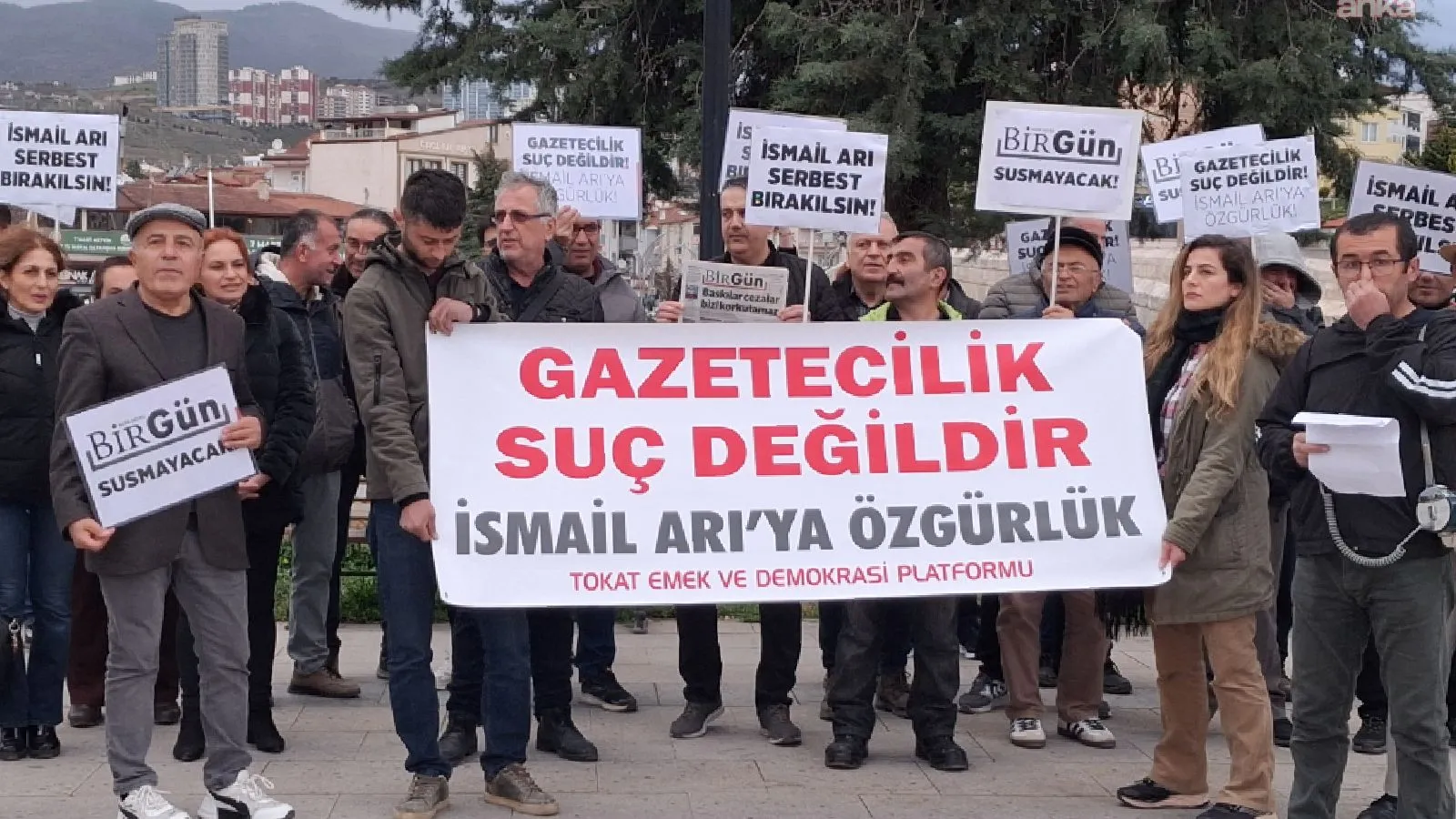 Gazeteci İsmail Arı Gözaltında, Tepkiler Büyüyor!
