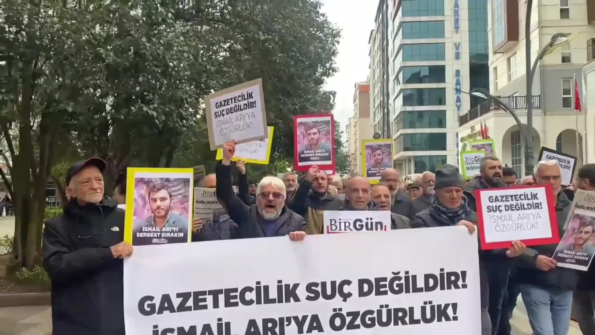 Gazeteci İsmail Arı’ya Tutuklama Protestosu