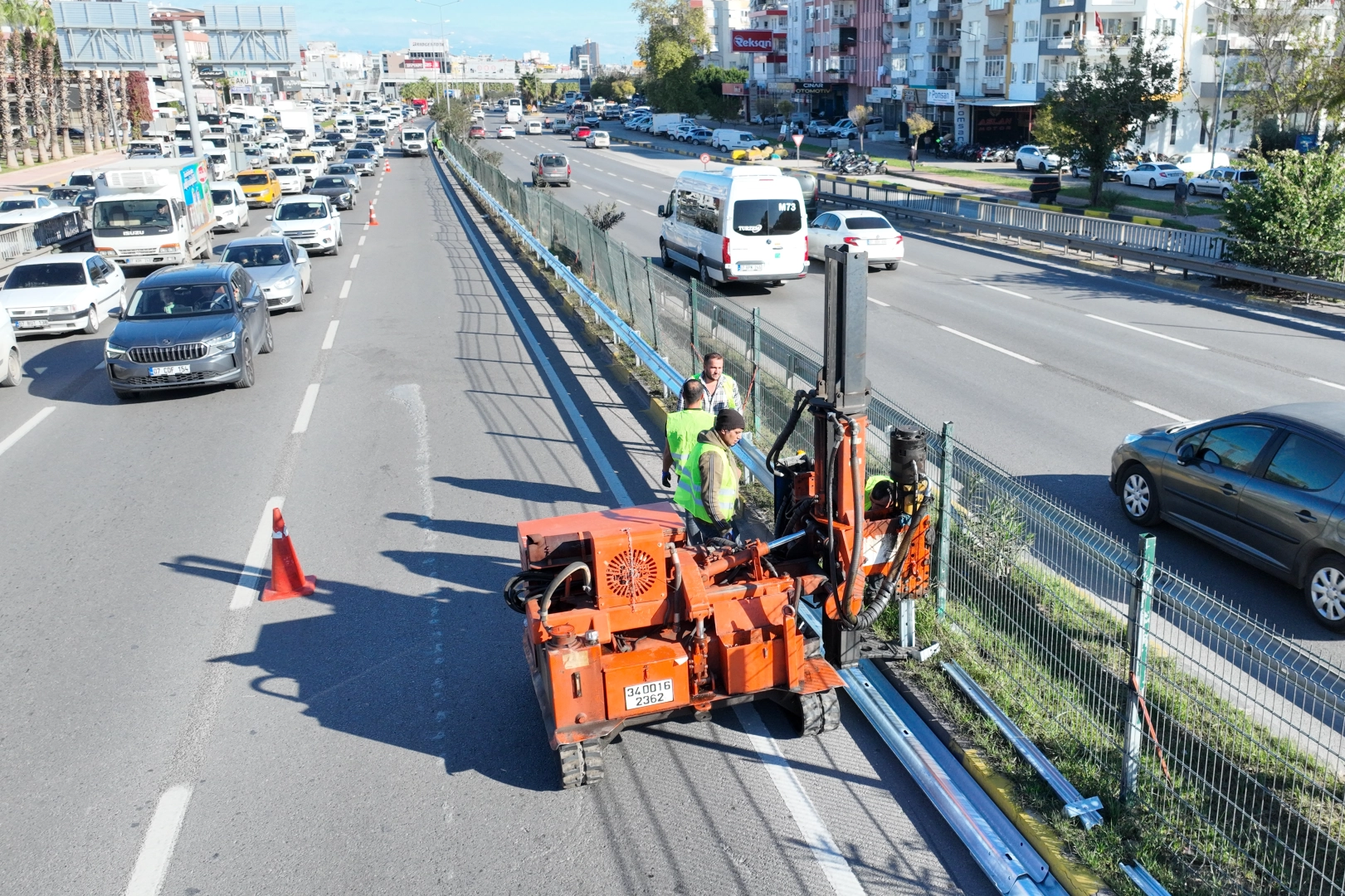 Gazi Bulvarı’nda Güvenlik İçin Otokorkuluk Çalışması