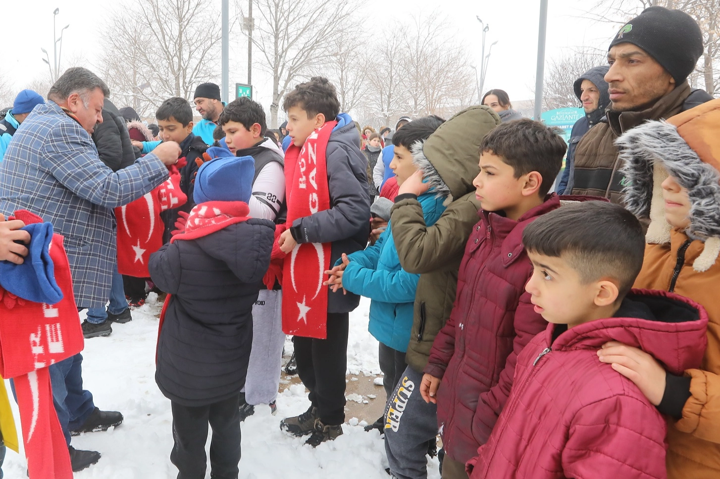 Gaziantep’te Çocuklara Kar Hediyesi Neşe Getirdi!