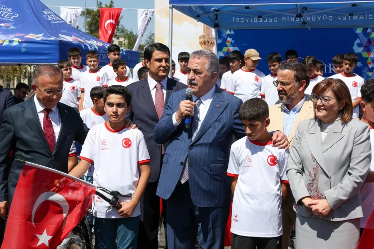 Gaziantep’te Öğrencilere Futbol ve Bisiklet Hediyesi