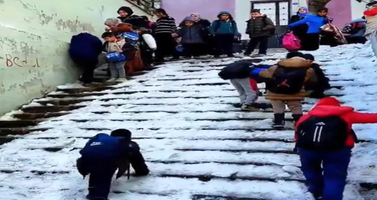 Gaziantep’te Okul Yolları Buzla Kaplı!