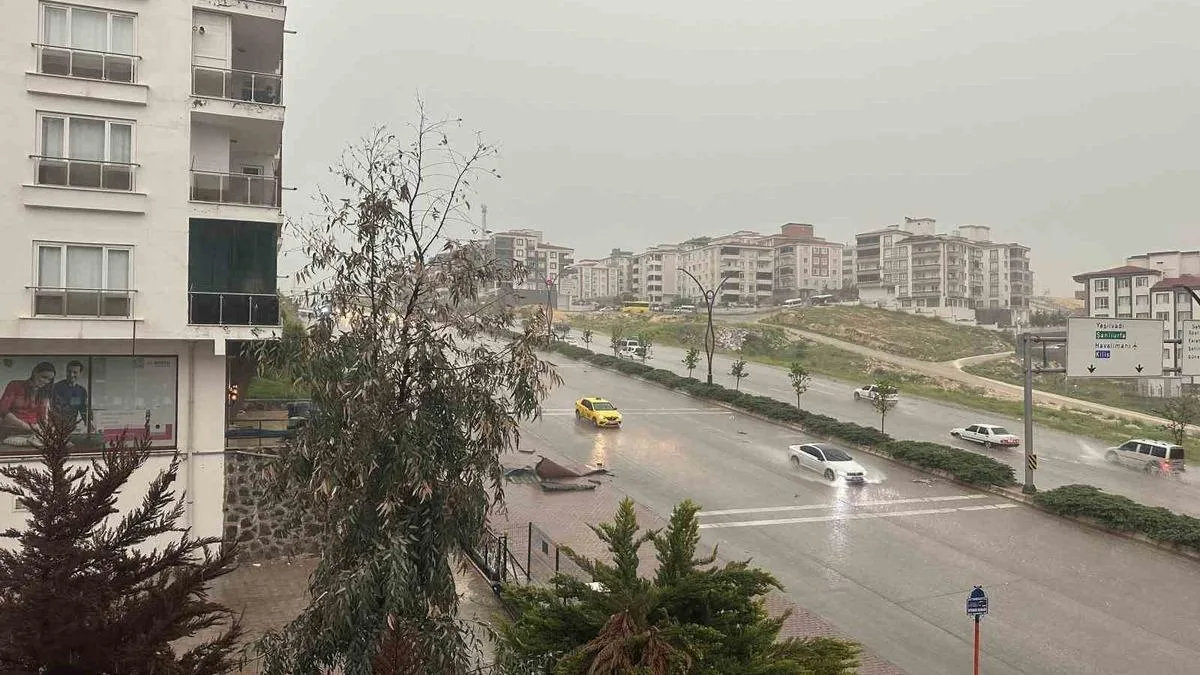 Gaziantep’te Sağanak ve Fırtına Hayatı Felç Etti!