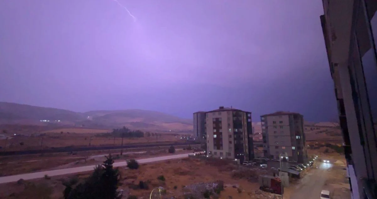 Gaziantep’te Şimşek Fırtınası Geceyi Aydınlattı