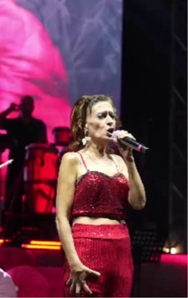 Gaziosmanpaşa’da Yıldız Tilbe’nin Konserinde 200 Bin Kişi İstiklal Marşı’nı Söyledi