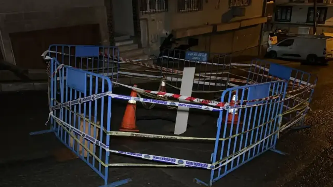 Gaziosmanpaşa'da Yolda Sağanak Sonrası Çökme Oluştu