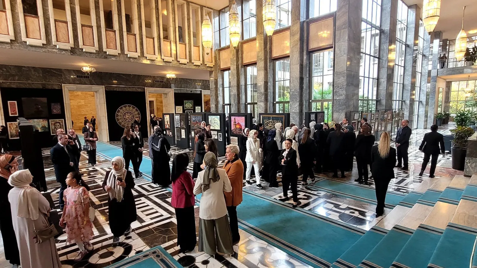 Gazze İçin ‘Hilalin Işığında’ Sanat Sergisi Açıldı