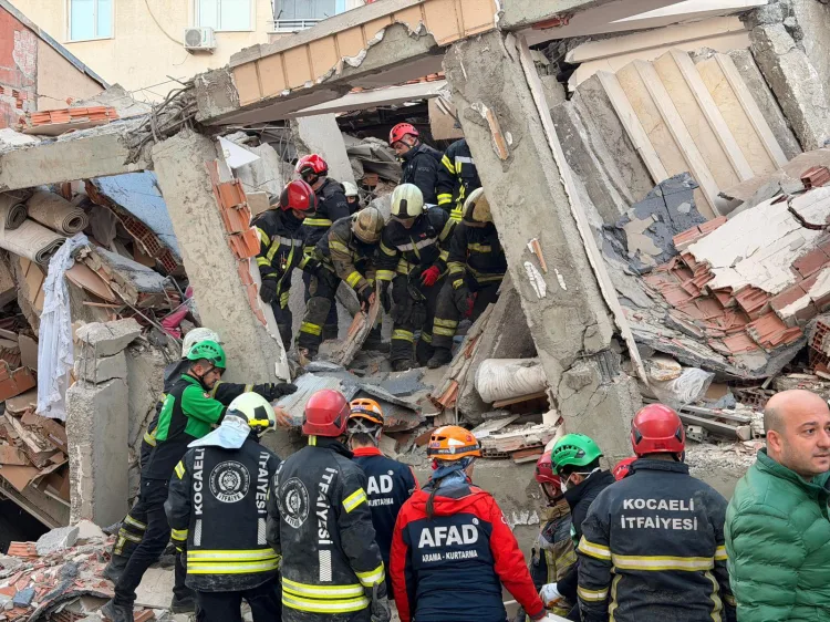 Gebze’de Bina Çöktü: 2 Çocuk Hayatını Kaybetti