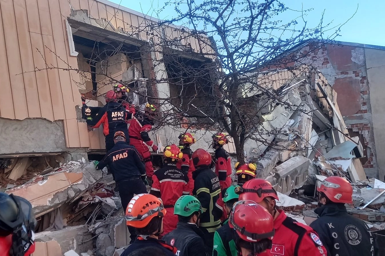 Gebze’de Bina Çöktü, 5 Kişi Enkaz Altında!