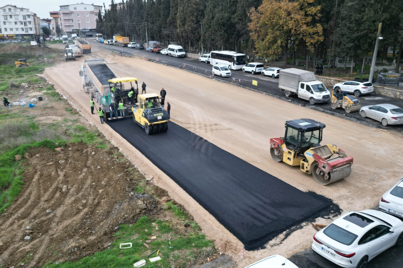Gebze’de Mezarlık Yanında Yeni Otopark Açıldı