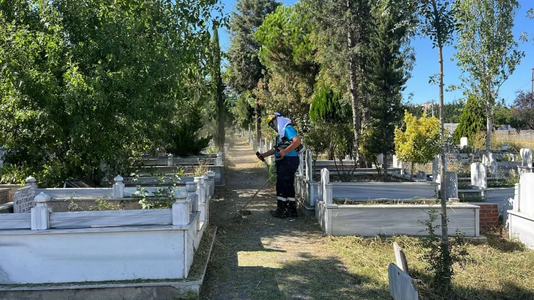 Gebze’de Mezarlıklar Temizleniyor, Bakım Çalışmaları Devam Ediyor