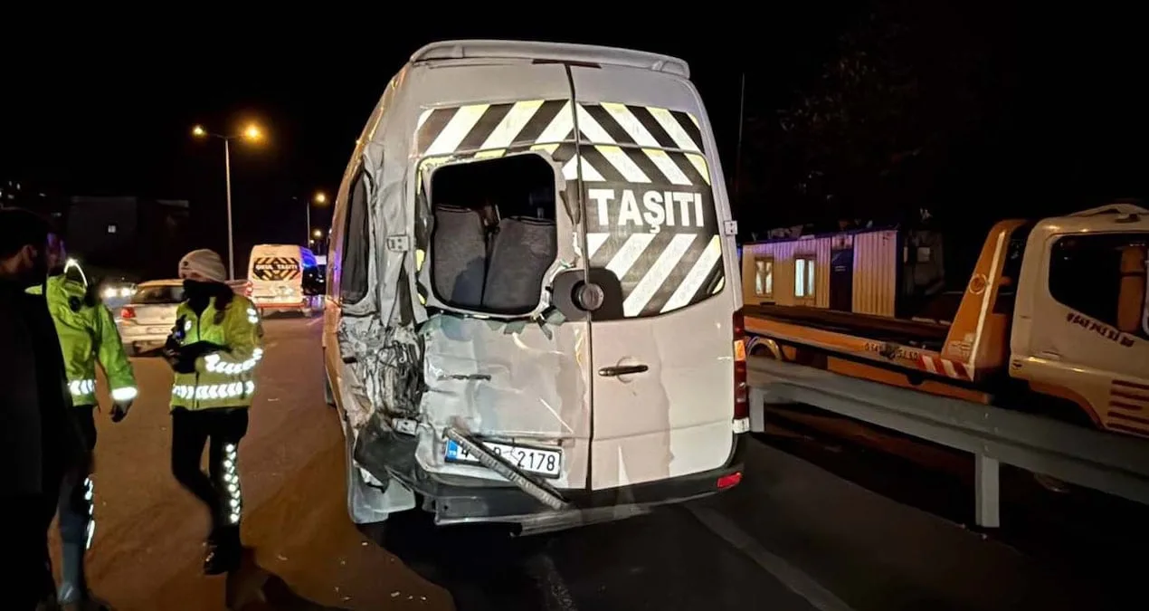Gebze’de Servis Minibüsleri Çarpıştı: 3 Yaralı!