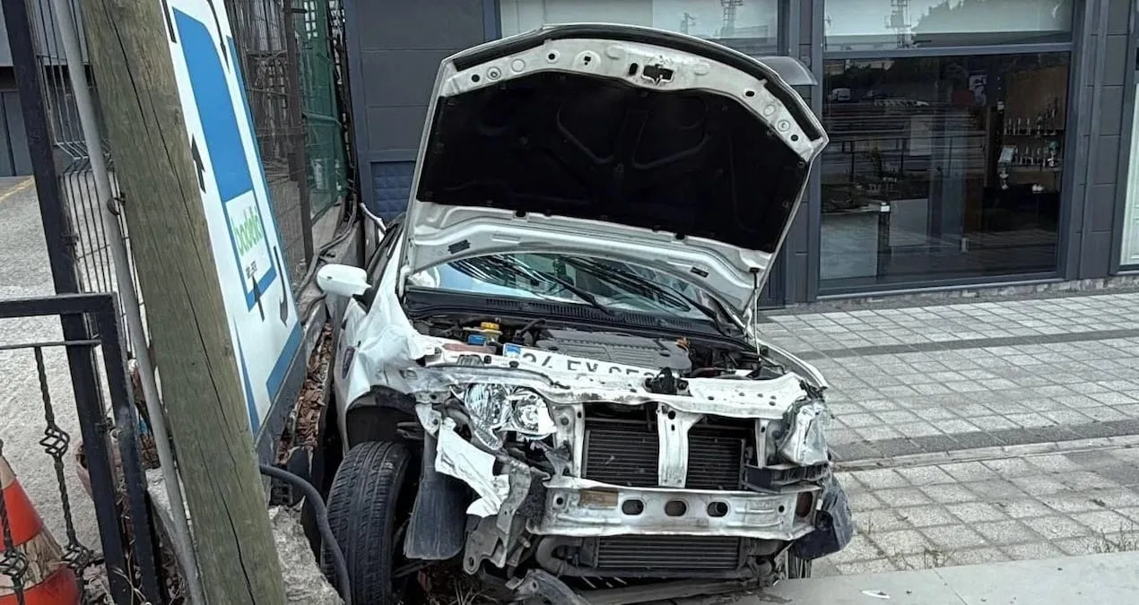 Gebze’de Trafik Kazası: Bir Yaralı, İş Yerine Zarar!