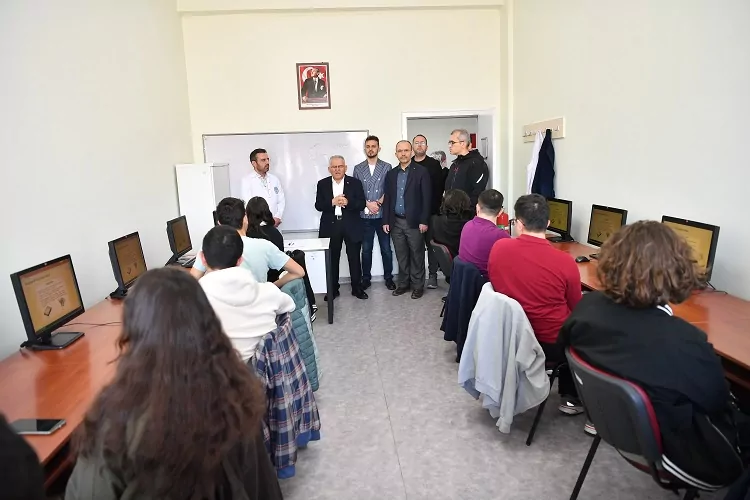 Memduh Büyükkılıç ve gençler