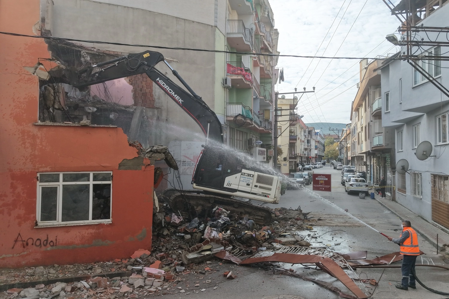 Gemlik’te Metruk Binalar Yıkılarak Güvenlik Artıyor