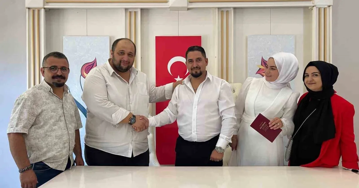 Genç Çift, Şoförü Nikah Şahidi Yaptı!