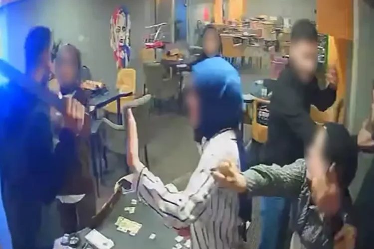 Genç Kızlar Oyun Salonunda Saldırıya Siper Oldu!
