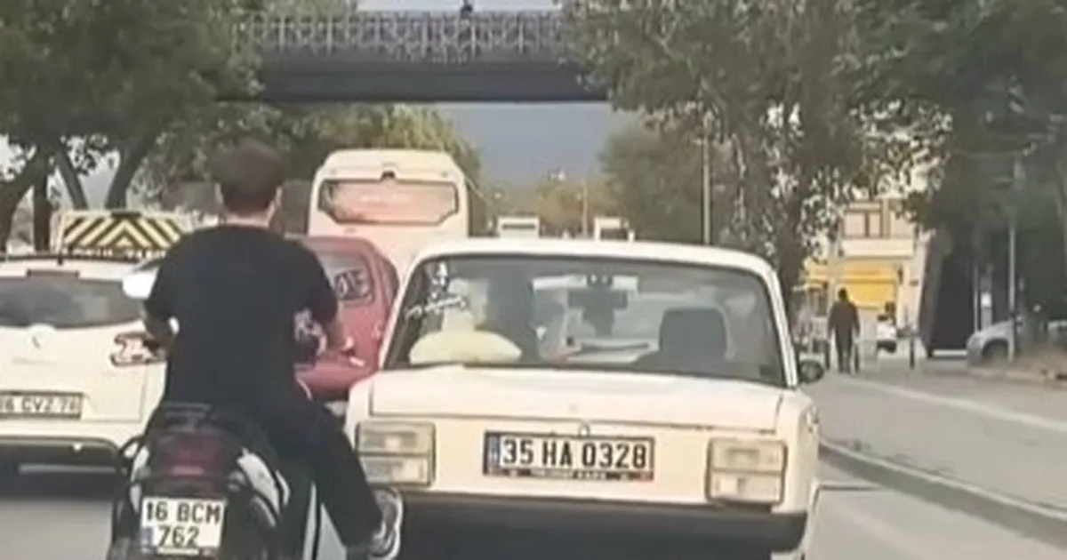 Genç Motosikletli, Yolda Kalan Aracı Kurtardı!