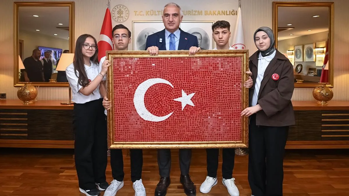 Genç Sanatçılar, Bakan Ersoy’a Türk Bayrağı Takdim Etti