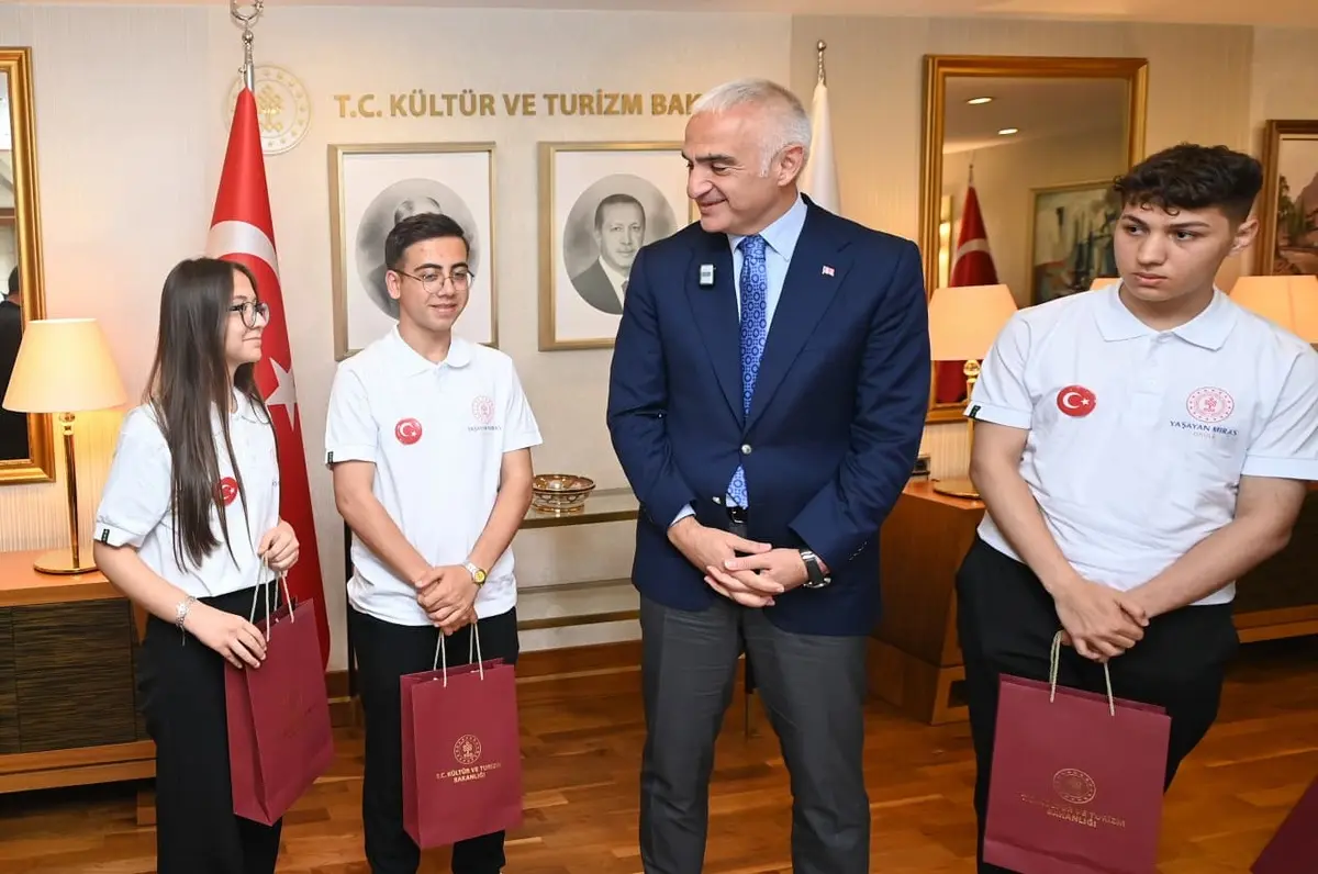 Bakan Ersoy, 19 mayıs’ta genç sanatçıları bakanlıkta ağırladı: Gençlerin el emeği Türk bayrağı Bakan Ersoy’a takdim edildi 4