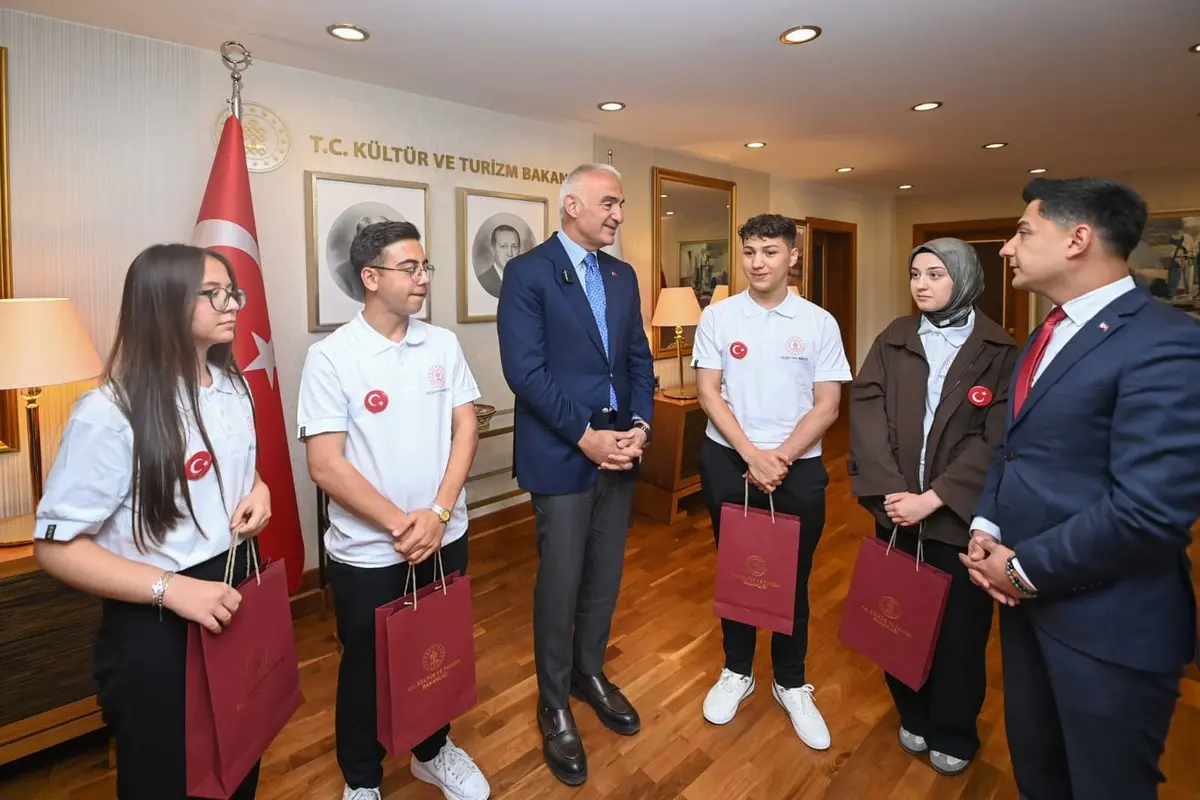 Bakan Ersoy, 19 mayıs’ta genç sanatçıları bakanlıkta ağırladı: Gençlerin el emeği Türk bayrağı Bakan Ersoy’a takdim edildi 2