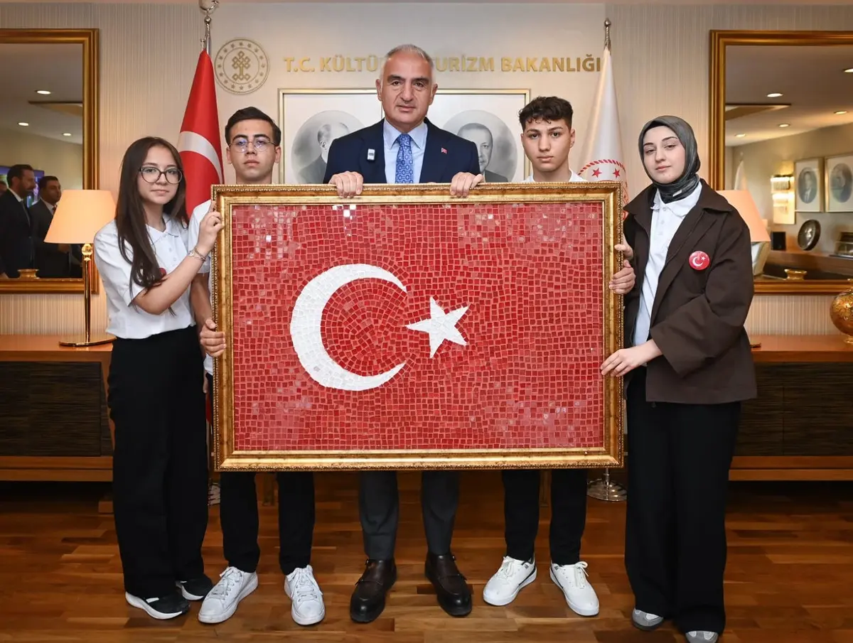Bakan Ersoy, 19 mayıs’ta genç sanatçıları bakanlıkta ağırladı: Gençlerin el emeği Türk bayrağı Bakan Ersoy’a takdim edildi 3