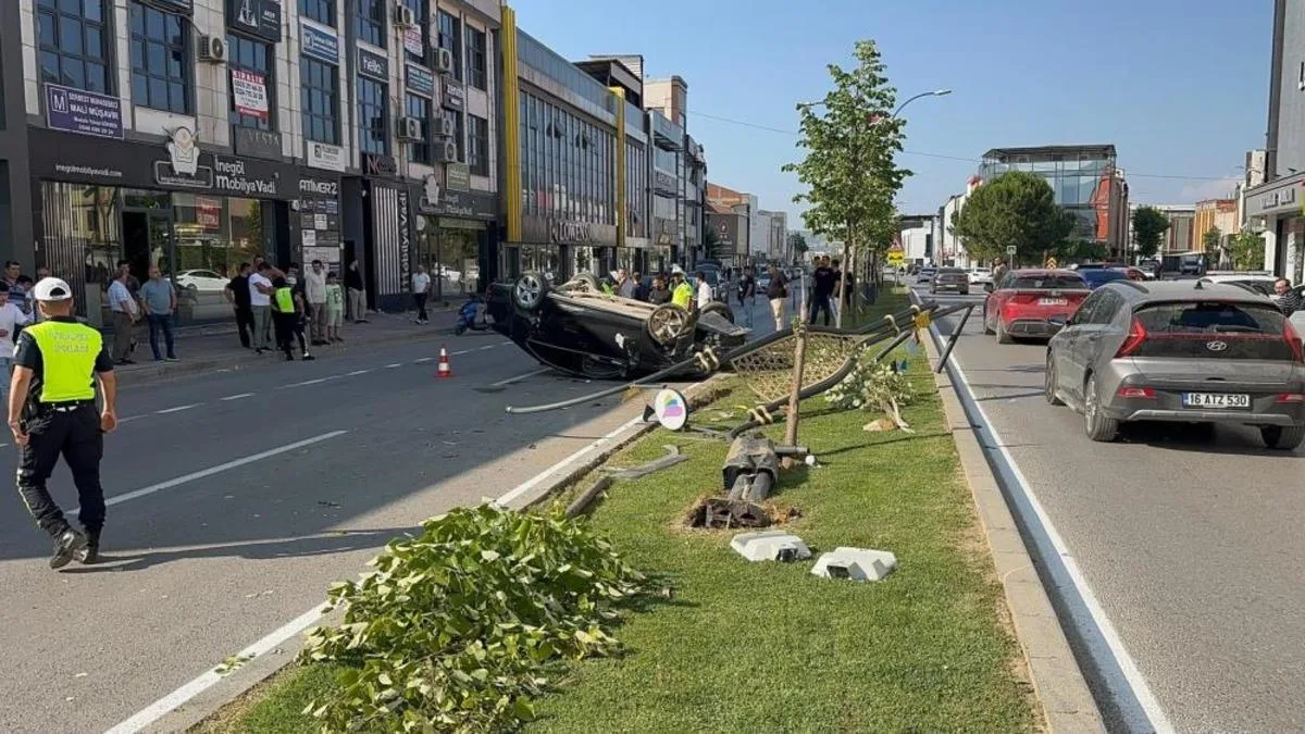 Genç sürücünün kazasında araç takla attı!