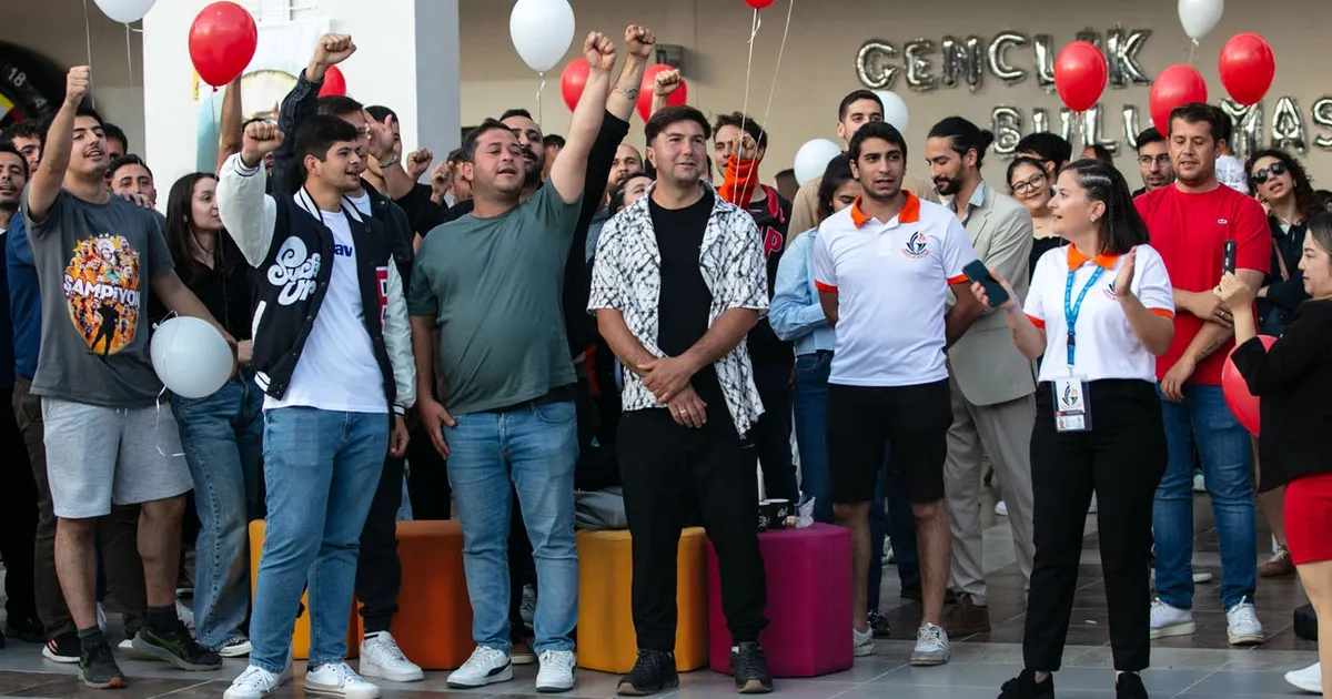 Gençler İzmir’de Eğlenceli Yaz Başlangıcını Kutladı