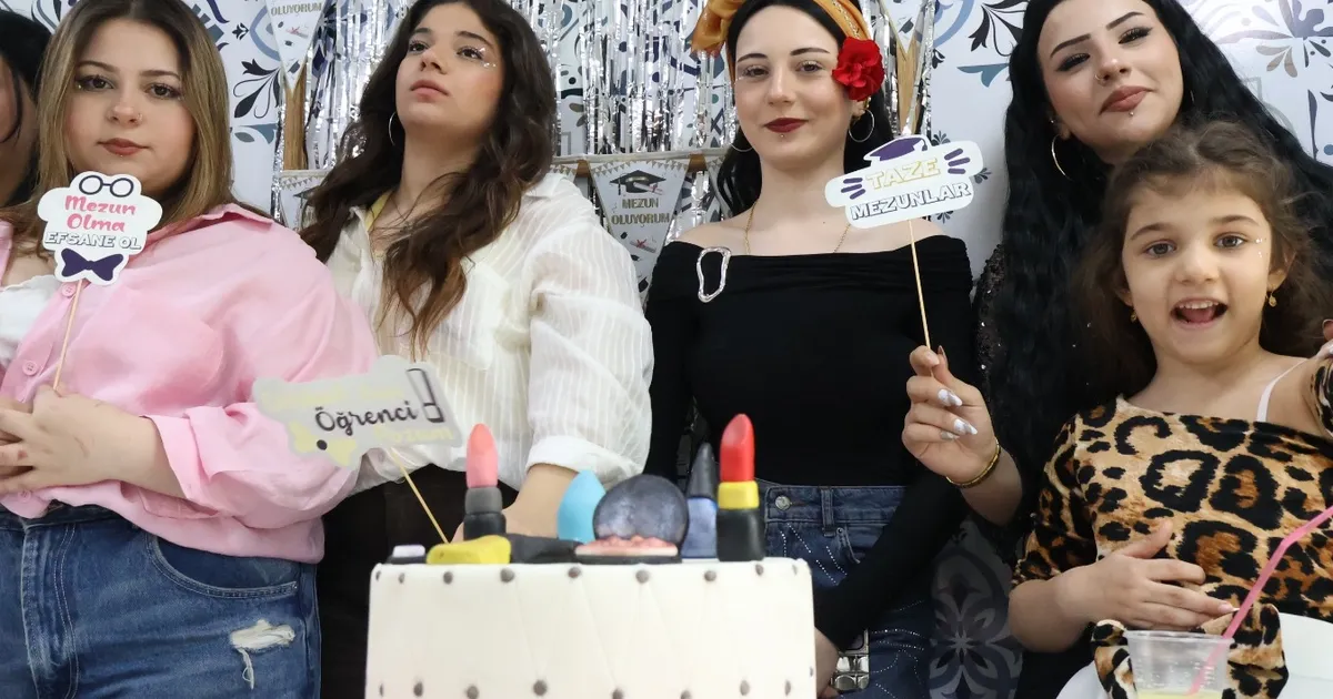 Gençler Mezuniyet Coşkusunu Paylaştı!