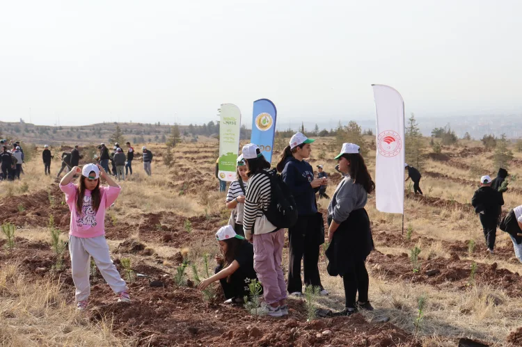 Gençler ‘Yeşil Vatan’ İçin Fidan Dikti!