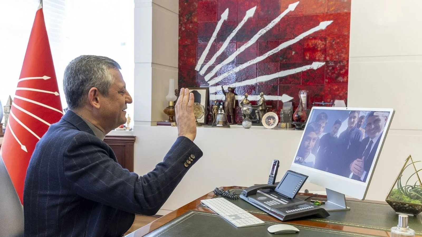 Gençlerden Atatürk Büstüne Destek, Özgür Özel Duygulandı