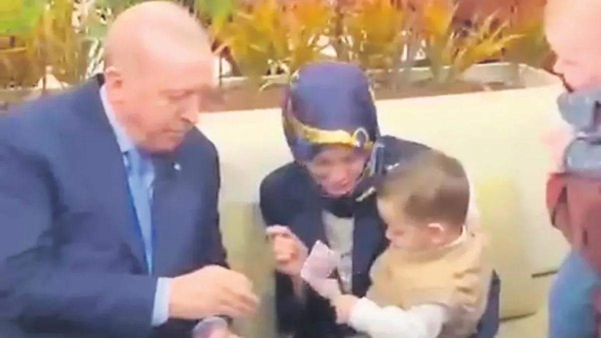 Gençlerle Buluşan İyiliksever Miniklere Harçlık Verdi