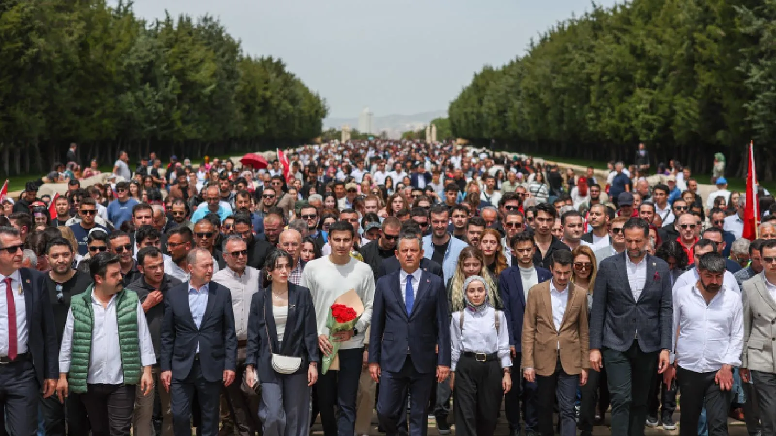 Gençlik Değiştirecek: Özgür Özel Anıtkabir’e Yürüyecek