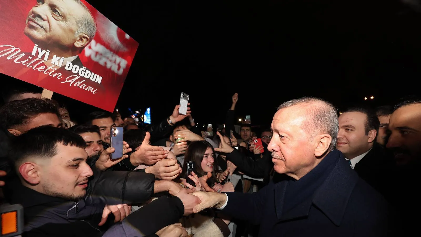 Gençlik Kolları, Erdoğan’ı Gül Yapraklarıyla Kutladı