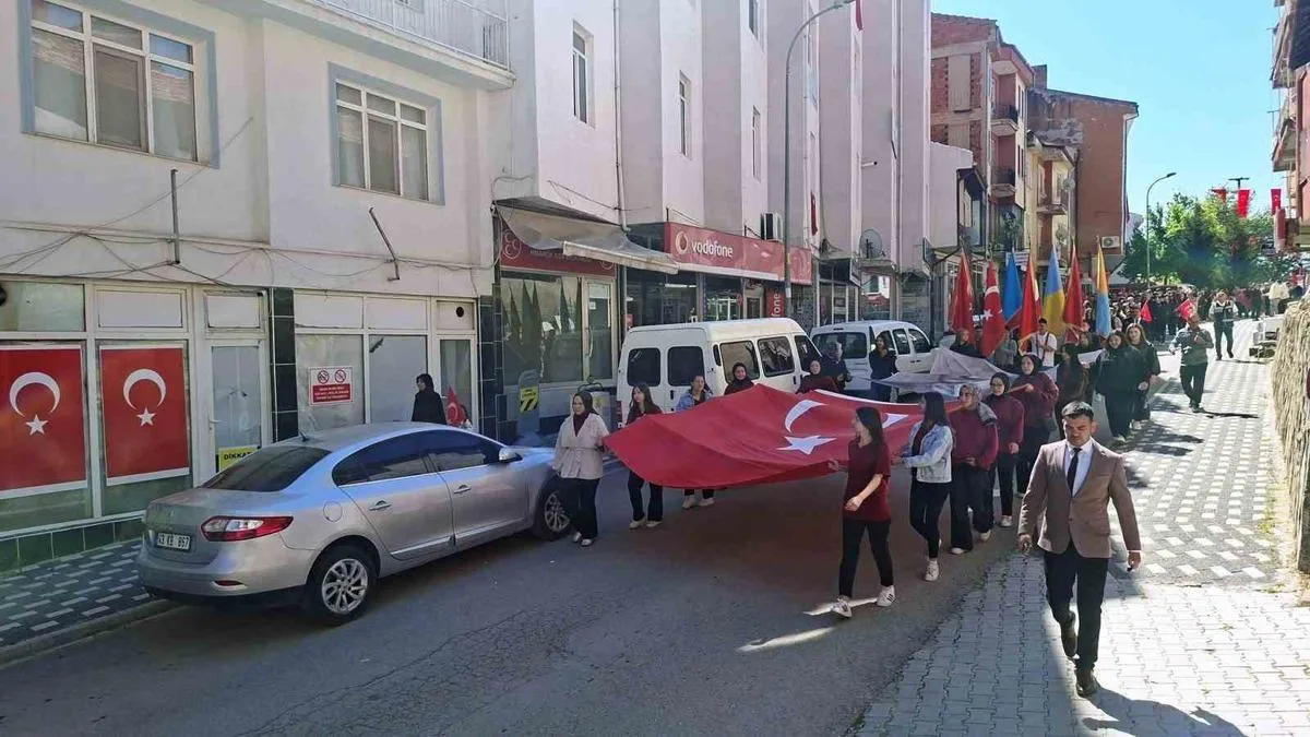 Gençlik Yürüyüşü Protokol ile Coşkuyla Gerçekleşti