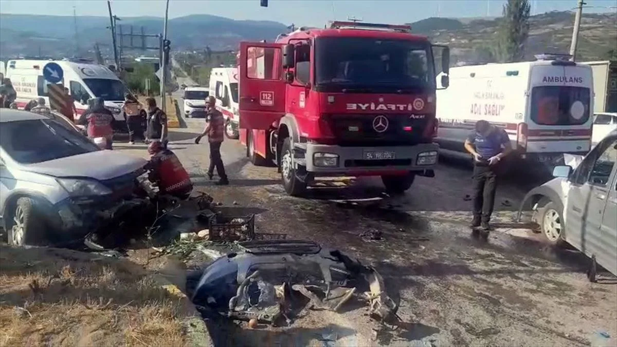 Geyve’de Trafik Kazası: 6 Yaralı ve Acil Müdahale