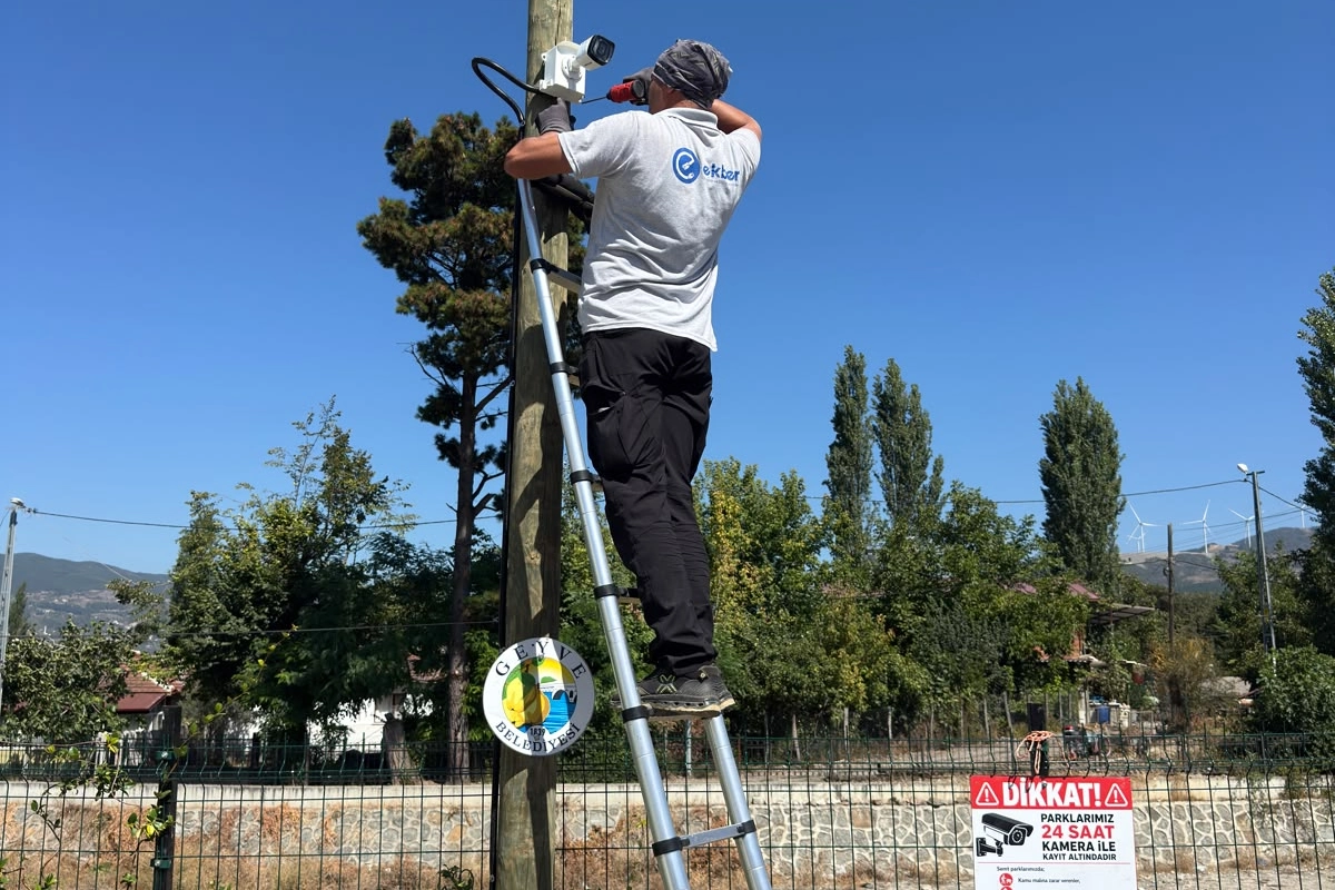 Geyve Parklarına Güvenlik Kamerası Montajı Başladı