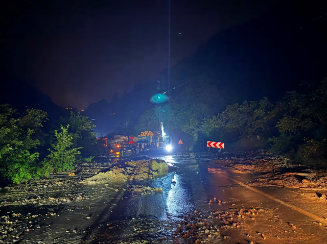 Giresun’u fırtına ve sağanak vurdu: Dereler taştı, yollar göle döndü