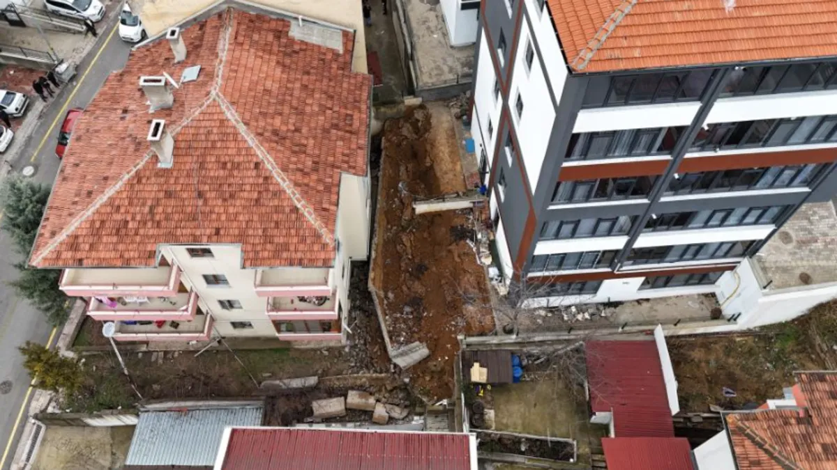 Gölbaşı’nda İstinat Duvarı Çöktü, Panik Yaşandı!