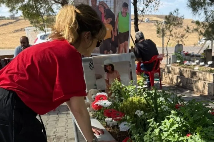 Gonca Vuslateri, Narin Güran’ın Mezarı’nı Ziyaret Etti