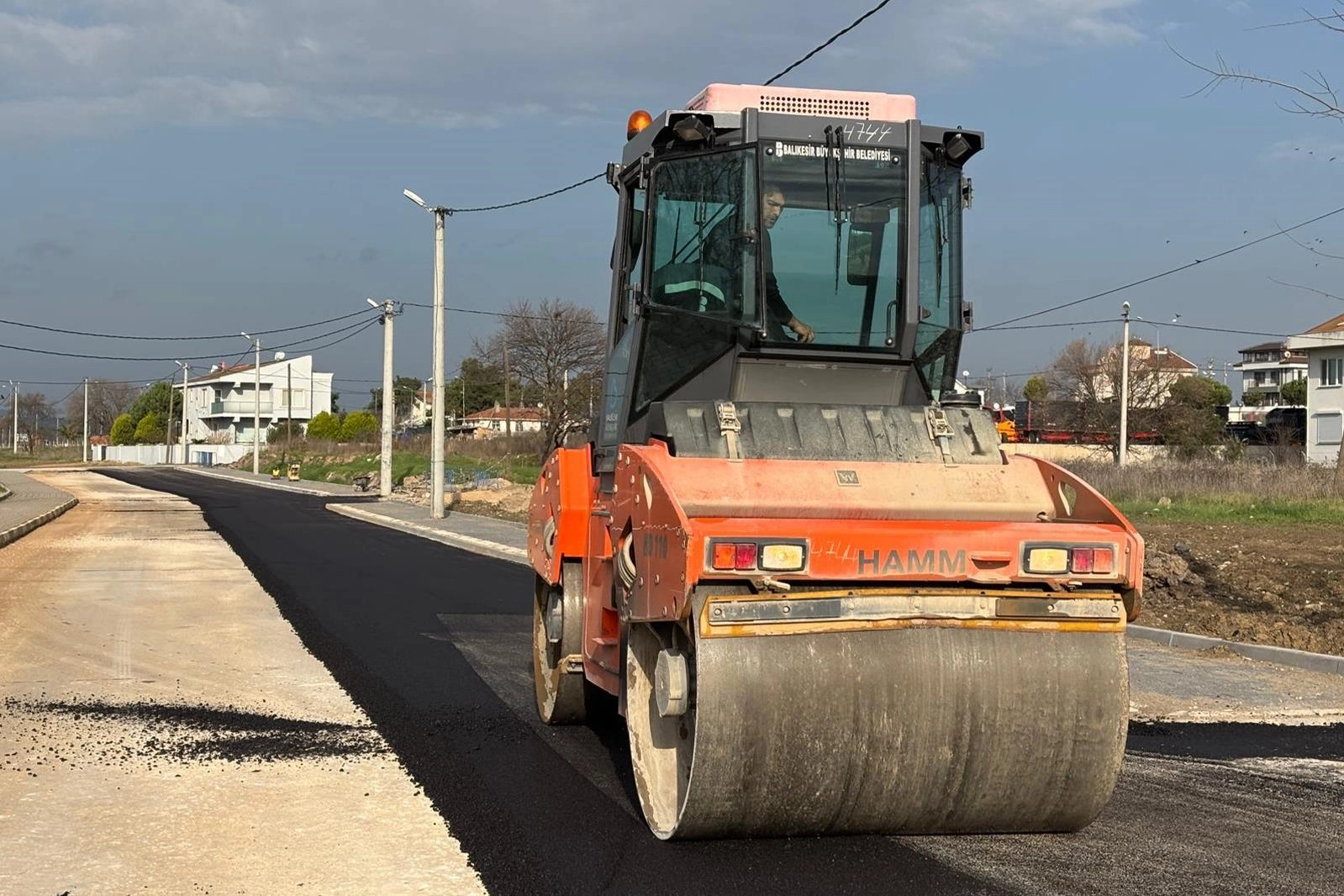 Gönen’de Bozuk Yollar Sıcak Asfaltla Yenileniyor