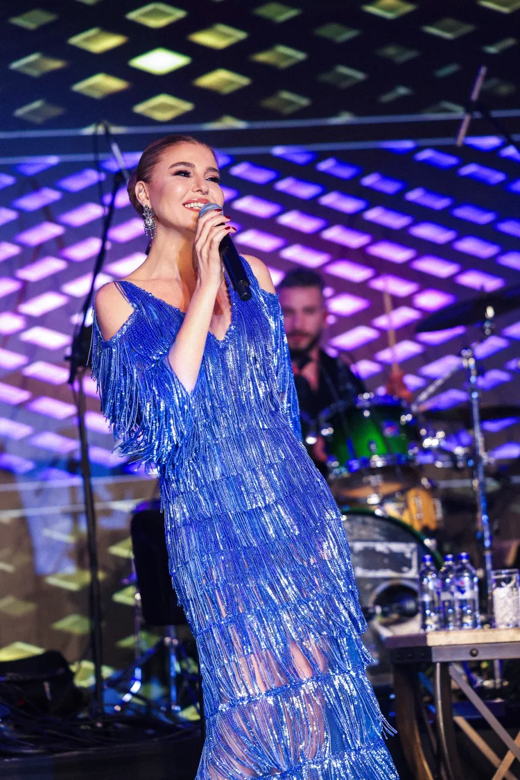 Gülben Ergen Antalya’da Unutulmaz Bir Konser Verdi