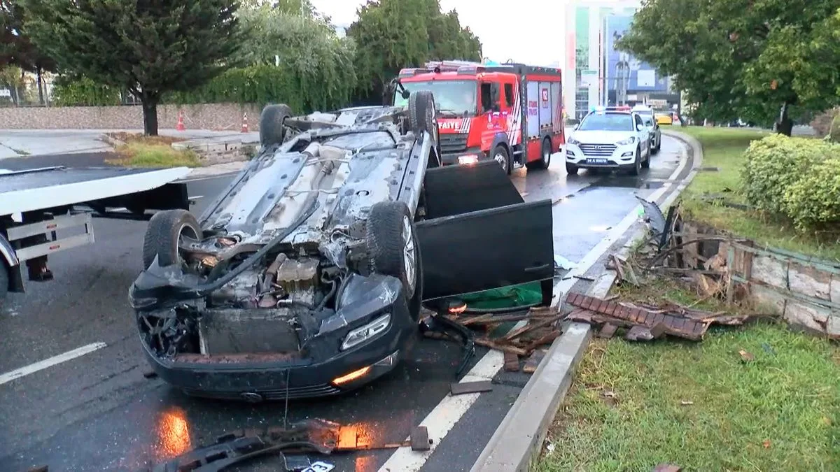 Ataşehir’de Otomobil Kaldırıma Çarpıp Takla Attı, 2 Yaralı