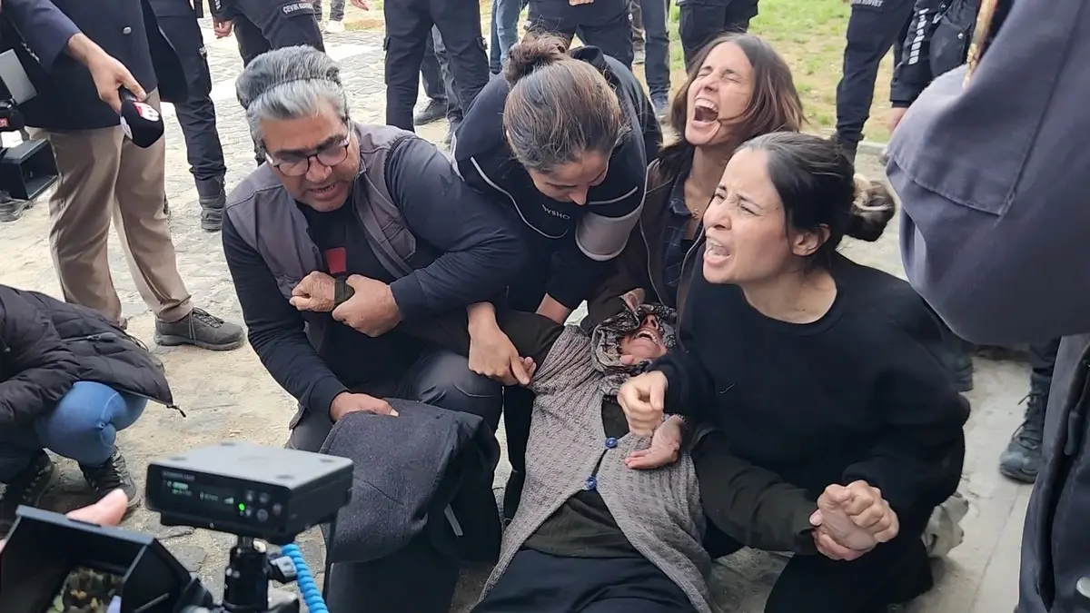 Gülistan Doku nun ailesi isyan etti! Adliye önünde arbede; anne fenalaştı: