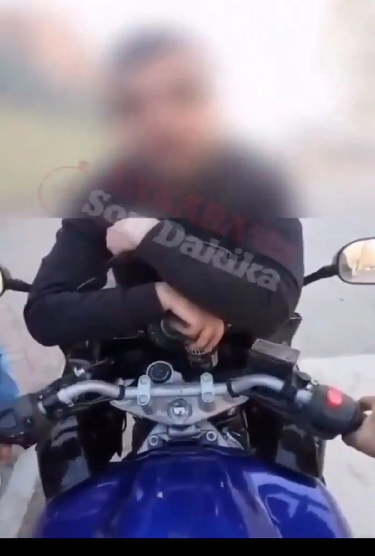 Ankara’da güpegündüz gasp! Motosiklet sürücüsünün önünü kesip parasını aldılar 2
