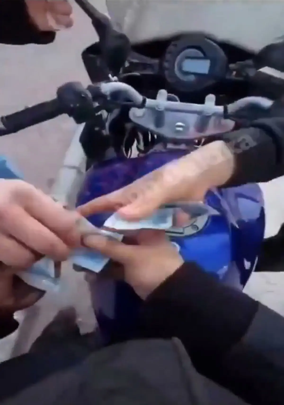 Ankara’da güpegündüz gasp! Motosiklet sürücüsünün önünü kesip parasını aldılar 3
