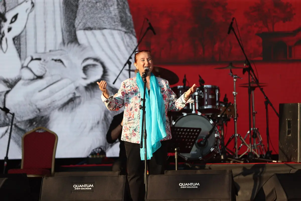 Sabahat Akkiraz sahneye çıkınca Tülay Hatimoğulları yerini terk etti 2