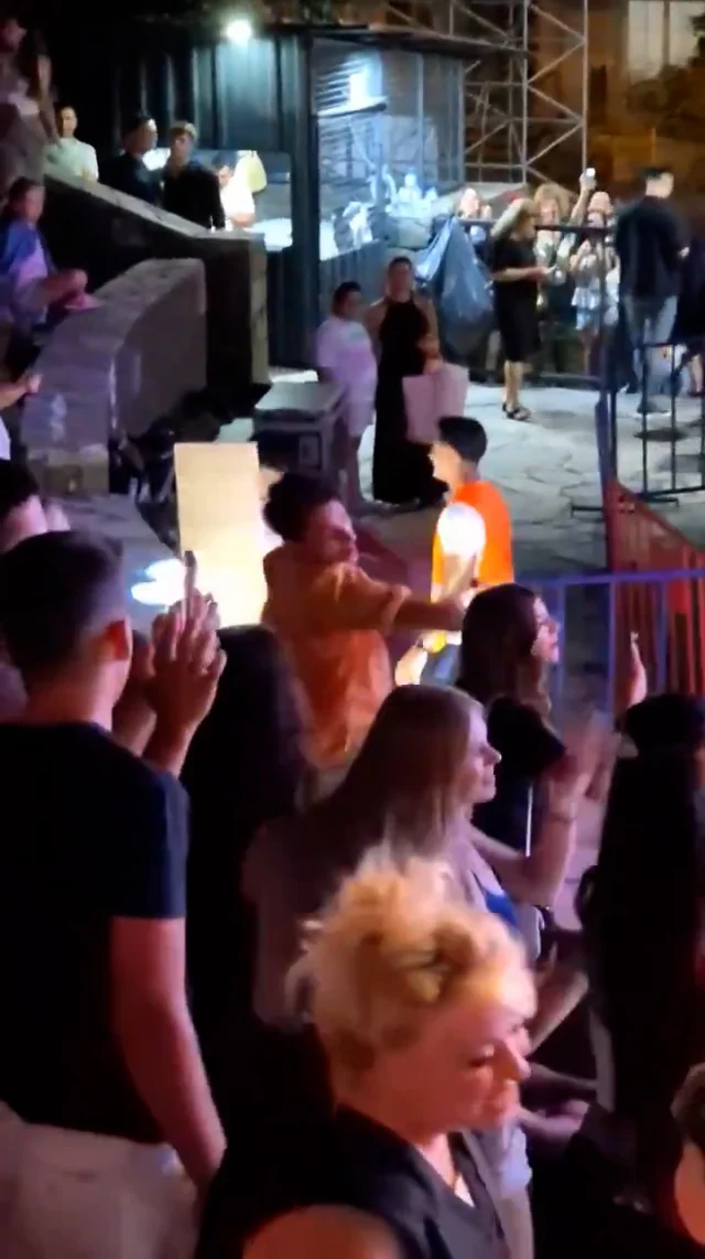Hadise, Konserde Dans Eden Hayranını Sahneye Çağırdı ve Sürpriz Teklifte Bulundu!