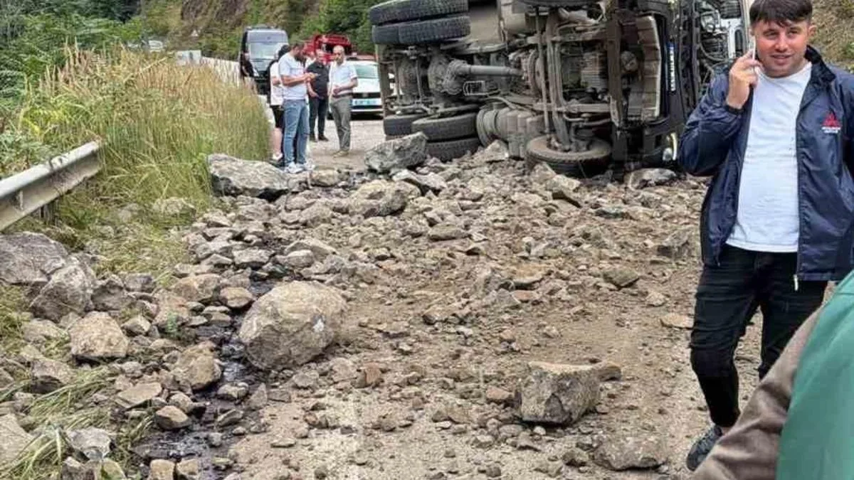 Hafriyat Kamyonu Devrildi: 1 Yaralı!